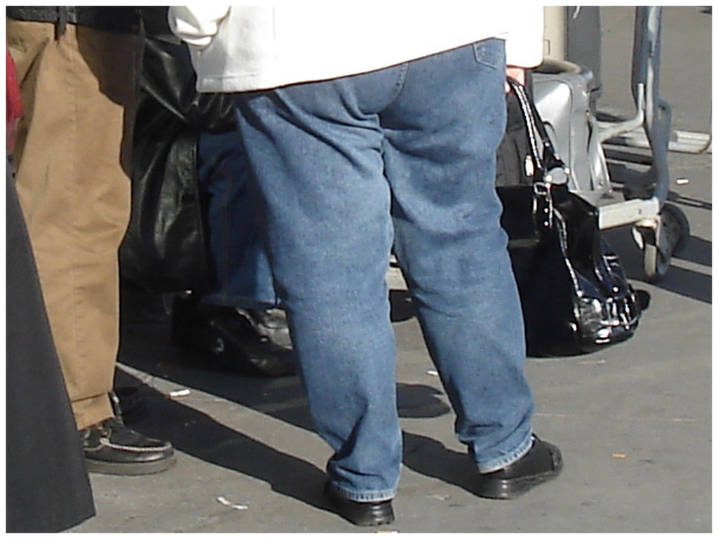 Chubby redhead in jeans on flats / Sexy dodue en jeans et souliers plats - Aéroport de Montréal.  18 octobre 2008.