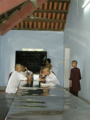 Mönche beim Englischunterricht