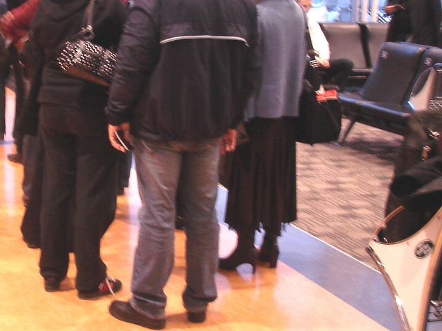 Dame mature en talons hauts - Mature in heels and long skirt. PET Montreal airport .