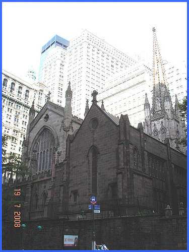 Arrêt d'autobus religieux - -Bus stop and church- New-York City.