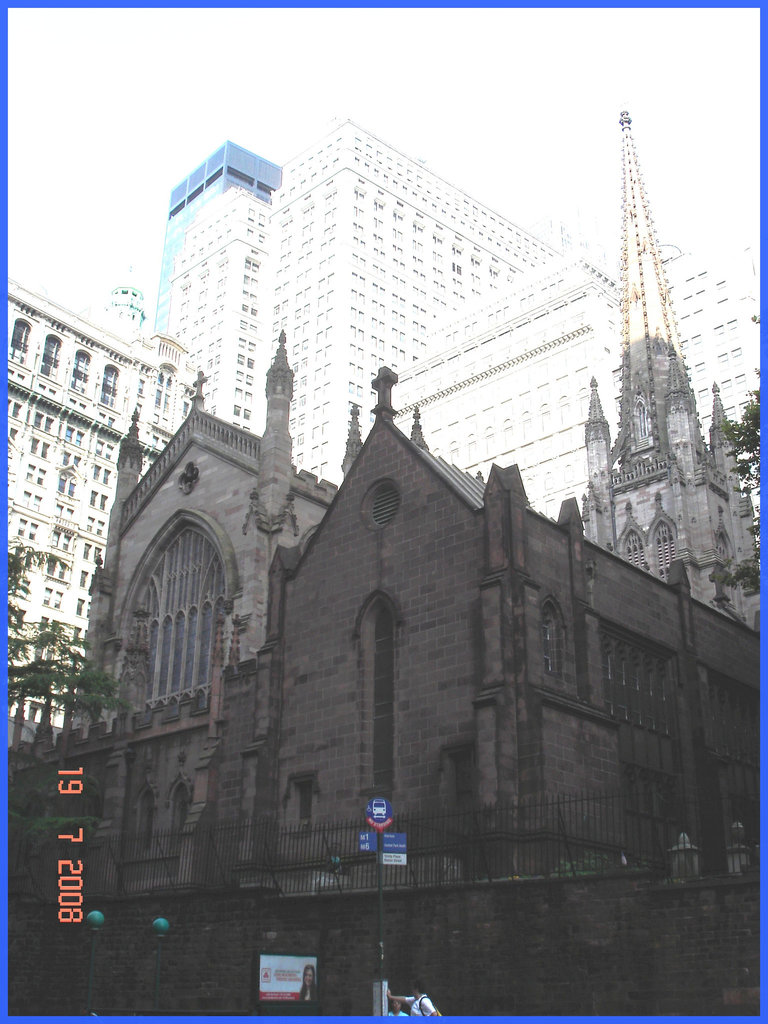 Arrêt d'autobus religieux - -Bus stop and church- New-York City.