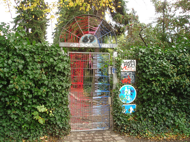 Bizarre door 69. Porte mystérieuse numéro 69. Cimetière de Copenhague- Copenhagen cemetery- 20 octobre 2008