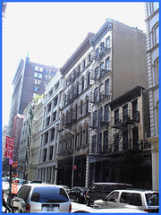 Arc-en-ciel de rue - Colourful buildings perspective- New York City.