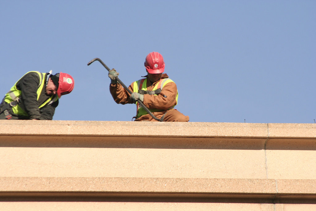 04.MenAtWork.WaterfrontMall.4M.SW.WDC.18dec07