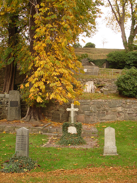 Cimetière de Helsingborg /  Helsingborg cemetery-  Suède / Sweden. - Down the hill. 22 octobre 2008.