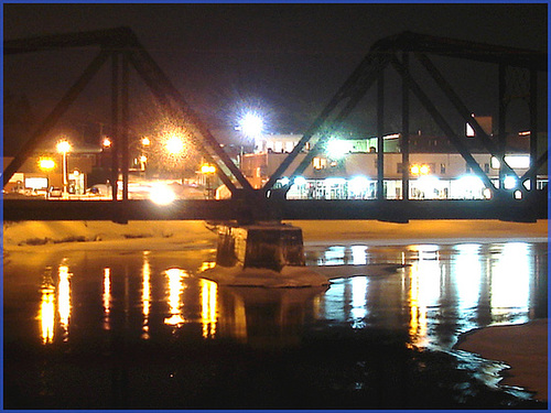 Triangles et reflets multicolores - Colourful train bridge by the night - LACHUTE.  Québec, Canada.