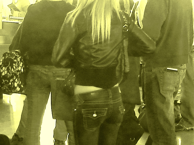 Young sexy blond in Bossy Boots with a gorgeous bum in jeans- PET Montreal airport- Photofiltrée à l'ancienne.