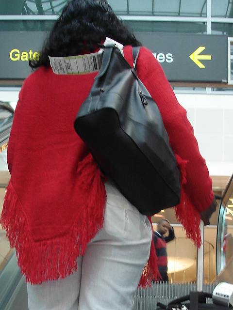 Black Goddess in white stilettos shoes -  Déesse noire en escarpins blancs et vertigineux - Aéroport de Bruxelles- 19 octobre 2008.