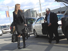 Très séduisante Dame mature en Bottes de Dominatrice - Mature Lady in tremendous Dominatrix Boots- PET Montreal airport