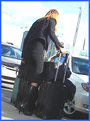 Très séduisante Dame mature en Bottes de Dominatrice - Mature Lady in tremendous Dominatrix Boots- PET Montreal airport