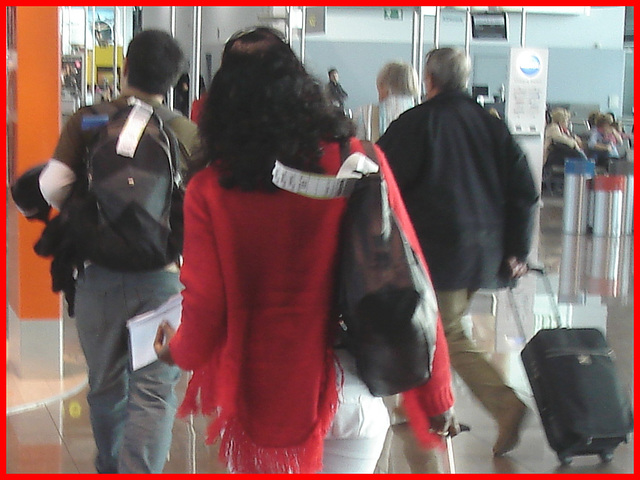 Black Goddess in white stilettos shoes -  Déesse noire en escarpins blancs et vertigineux - Aéroport de Bruxelles- 19 octobre 2008.