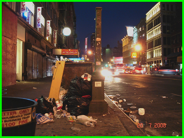 L'omniprésent  gros " M "  - Mcdo on the spot & street garbage by the night- NYC.