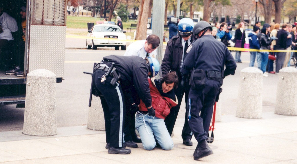 13.04.CodeRed.DieIn.WhiteHouse.WDC.26nov02