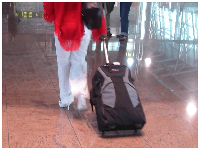 Black Goddess in white stilettos shoes -  Déesse noire en escarpins blancs et vertigineux - Aéroport de Bruxelles- 19 octobre 2008.