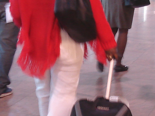 Black Goddess in white stilettos shoes -  Déesse noire en escarpins blancs et vertigineux - Aéroport de Bruxelles- 19 octobre 2008.