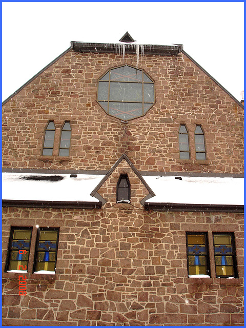 Glaçons et cheminée d'église - Church's smoking icicles-  Lachute- Québec, Canada. 6 février 2008.