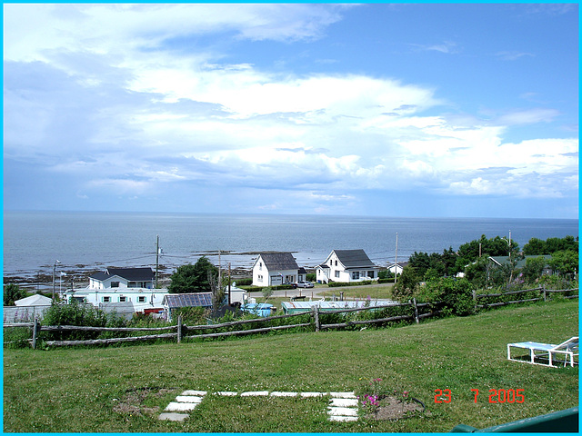 Cour du motel du pêcheur / Bas du fleuve- Entre Rimouski et Ste-Flavie - Québec - CANADA / 23 juillet 2005.