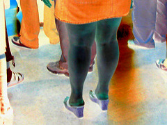 Hot chubbies with sexy footwears - Sexy duo de charmantes dodues bien chaussées - PET Montreal airport. - Photofiltre- Négative effect.