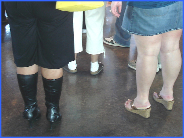 Hot chubbies with sexy footwears - Sexy duo de charmantes dodues bien chaussées - PET Montreal airport.