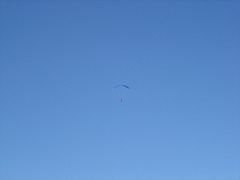 Machin volant / Flying thingumajig over the St-Lawrence river !  Région du bas du fleuve, Québec, CANADA - 24 juillet 2005.