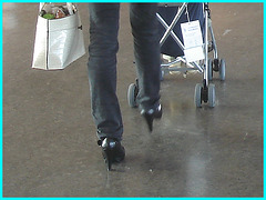 Superbe Maman sexy en talons hauts - Superb sexy Mom in high heels- Aéroport de Montréal.