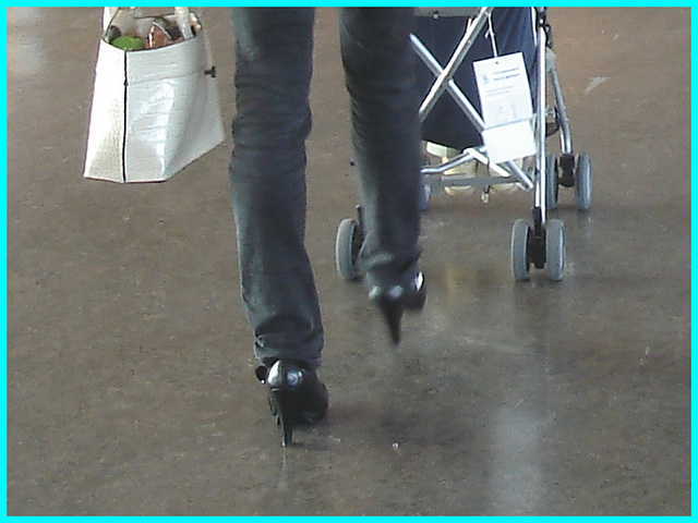 Superbe Maman sexy en talons hauts - Superb sexy Mom in high heels- Aéroport de Montréal.