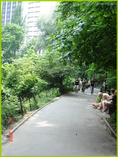 Coup d'oeil sur belle inconnue en talons hauts -Central park's high heels sight- NYC.