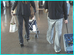 Superbe Maman sexy en talons hauts - Superb sexy Mom in high heels- Aéroport de Montréal.