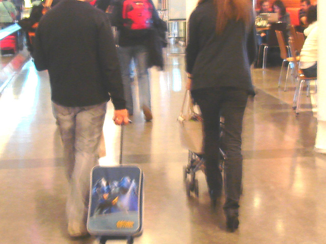 Superbe Maman sexy en talons hauts - Superb sexy Mom in high heels- Aéroport de Montréal.