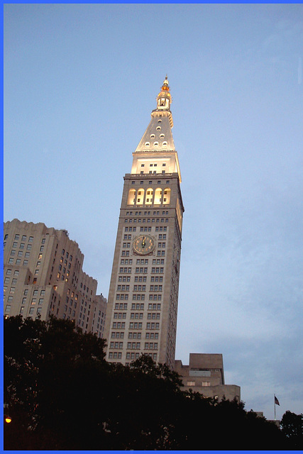 Towering tower- Lunch time  ! Tour imposant l'heure du repas - Midi ! À table ! NYC, USA . 19 juillet 2008.