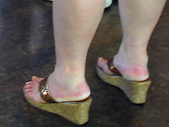 Hot chubbies with sexy footwears - Sexy duo de charmantes dodues bien chaussées - PET Montreal airport.