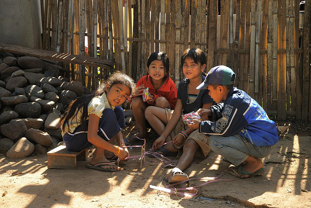 Children in the village Pak Ou