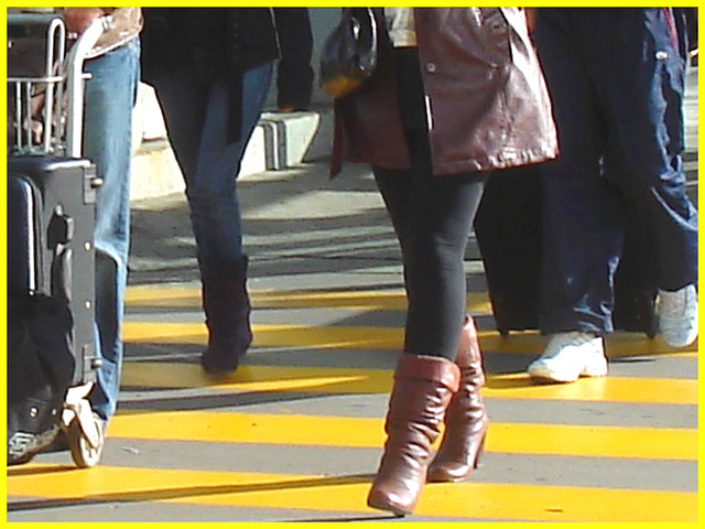 High heeled Boots and tights on yellow lines -  Bottes à talons hauts et collants sur lignes jaunes- Aéroport de Montréal. 18/10/2008