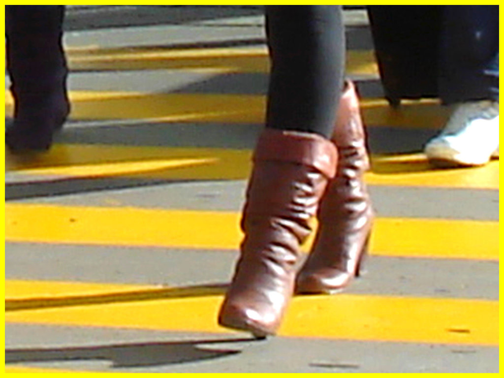 High heeled Boots and tights on yellow lines -  Bottes à talons hauts et collants sur lignes jaunes- Aéroport de Montréal. 18/10/2008