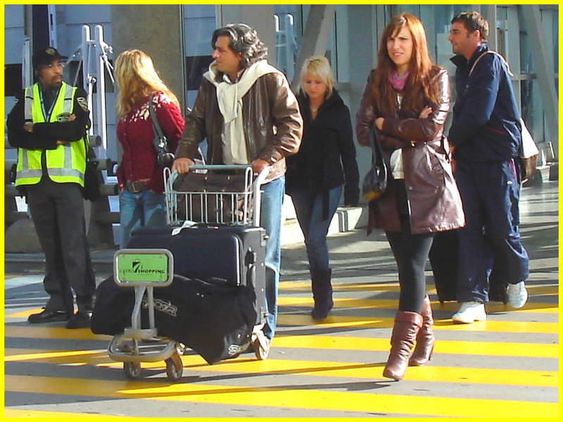 High heeled Boots and tights on yellow lines -  Bottes à talons hauts et collants sur lignes jaunes- Aéroport de Montréal. 18/10/2008