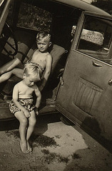mein Bruder und ich im Jahre 1953 im Opel meines Opas