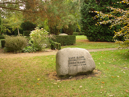 Cimetière de Copenhague- Copenhagen cemetery- 20 octobre 2008-Elkjer à la Pierrafeu-  Flintstone style Elkjer.