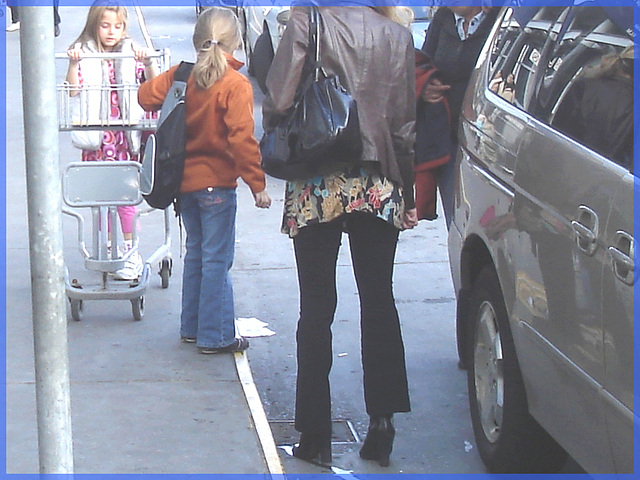 Blonde avec lulus et talons marteaux- Blond with pigtails and hammer heels- Aéroport de Montréal - 18 Octobre 2008