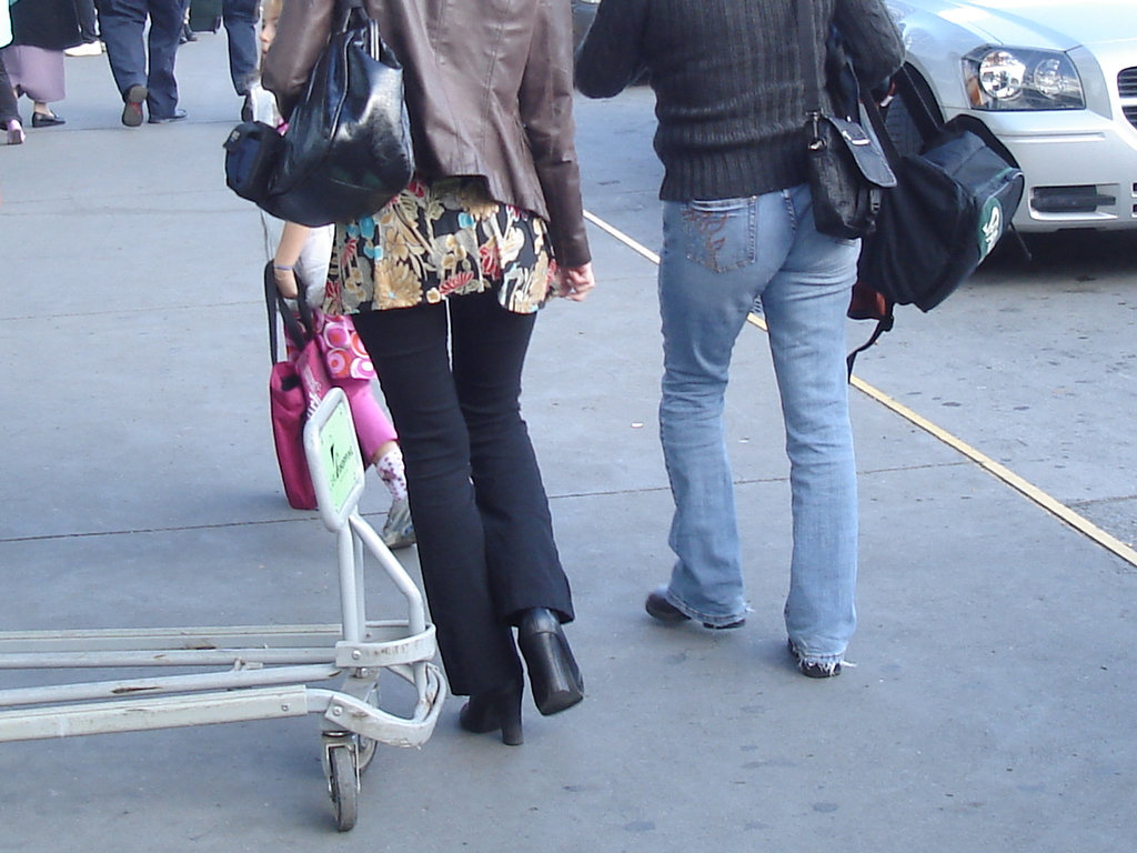 Blonde avec lulus et talons marteaux- Blond with pigtails and hammer heels- Aéroport de Montréal - 18 Octobre 2008