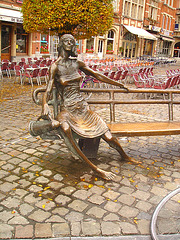 Statue aux pieds nus / Naked feet statue - Louvain- Leuven.  Belgique / Belgium - Novembre 2007.