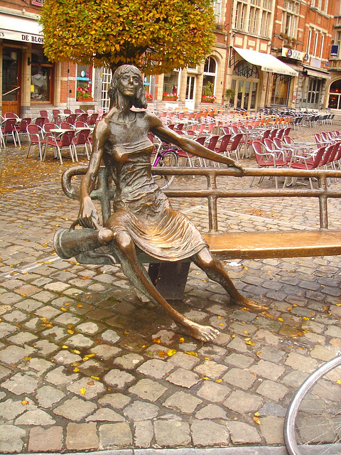 Statue aux pieds nus / Naked feet statue - Louvain- Leuven.  Belgique / Belgium - Novembre 2007.