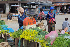 Phou Khoun Market in the middle of the highway