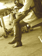 14h05 Readhead Lady in flat sexy boots - Copenhagen Kastrup airport  - 20-10-2008 -  Sepia