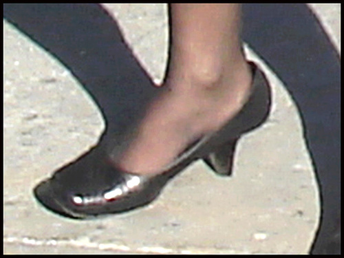 Flight attendants chat- Talons hauts et bouteille d'eau - PET Montreal airport-  Aéroport Pierre-Elliot Trudeau de Montréal- 18 Octobre 2008.