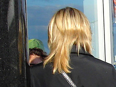 Hôtesse de l'air blonde en Talons Hauts Couperet /  Smoking blond flight attendant in chopper heels - Cheveux de satin blond-  Blond satin hair- Aéroport de Montréal. 18 octobre 2008.