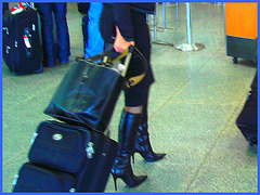 Très séduisante Dame mature en Bottes de Dominatrice - Mature Lady in tremendous Dominatrix Boots- PET Montreal airport-À l'intérieur - Bottes et valises /Photofiltre