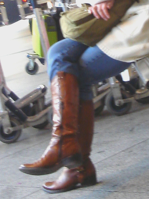 14h05 - Readhead Lady in flat sexy boots-  Copenhagen Kastrup airport  - 20-10-2008