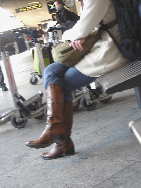 14h05 - Readhead Lady in flat sexy boots-  Copenhagen Kastrup airport  - 20-10-2008