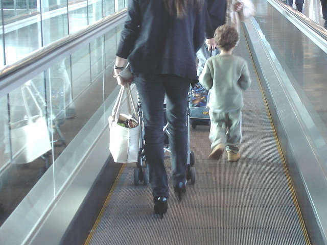 Superbe Maman sexy en talons hauts - Superb sexy Mom in high heels- Aéroport de Montréal.