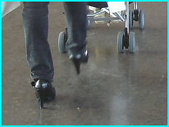 Superbe Maman sexy en talons hauts - Superb sexy Mom in high heels- Aéroport de Montréal.